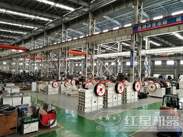 時產(chǎn)50噸，出料0.2-0.3mm的大理石制砂機車間一角