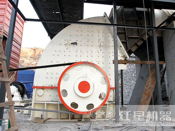 重錘式粉碎機作業(yè)現場，環(huán)保少污染