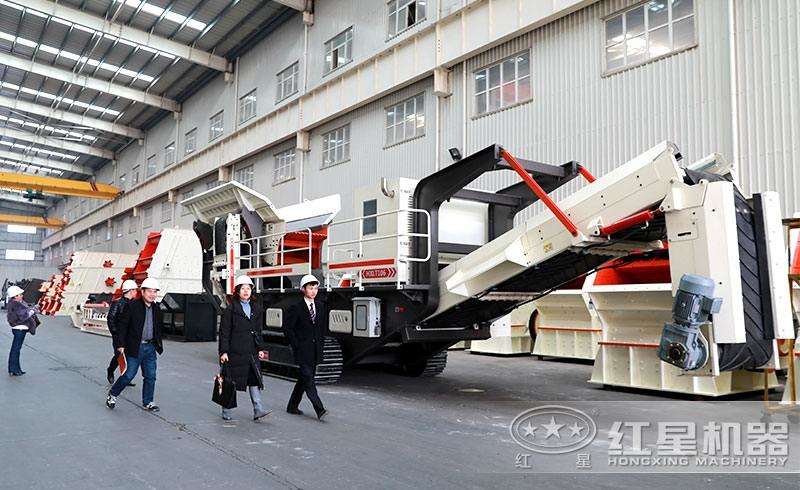 河南鵝卵石移動破碎站廠家，客戶來廠參觀