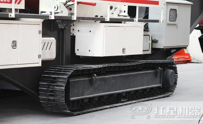 小型履帶石頭破碎機(jī)：履帶液壓驅(qū)動(dòng)，砂廠暢通無(wú)阻