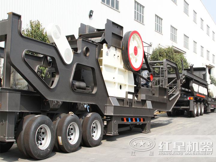 鄂破移動(dòng)破碎機(jī)，為粗碎而生，破碎比大，使用壽命長(zhǎng)