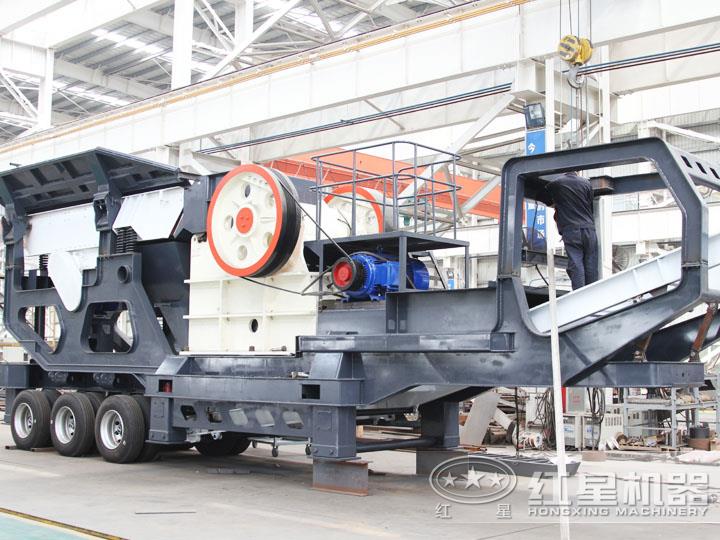 小型移動(dòng)顎式破碎車集給料、破碎、傳輸為一體