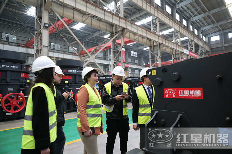 客戶來廠考察鄂破機設(shè)備