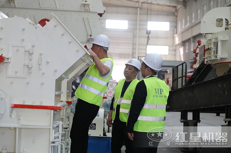 客戶來廠考察細(xì)碎制砂機設(shè)備